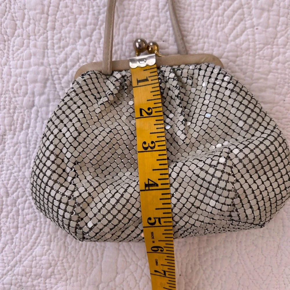 Vintage Whiting & Davis ivory metal crossbody bag. Kiss lock, leather trim. Nice - Picture 14 of 16